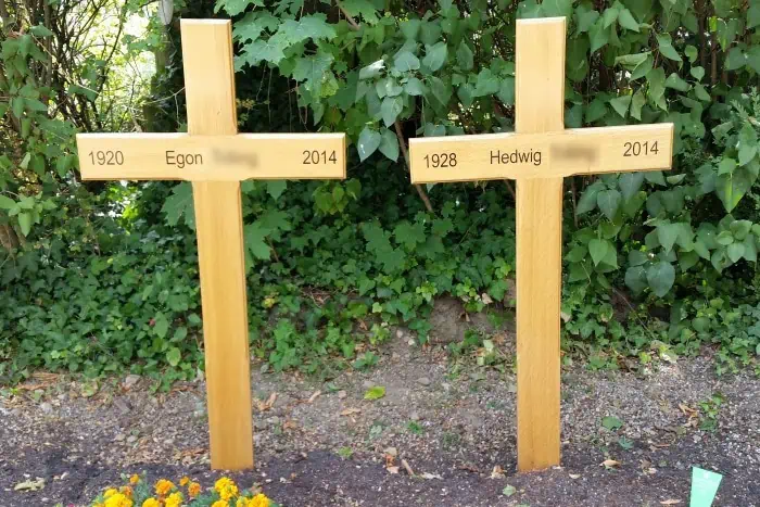 zwei Grabkreuze Ehepartner kurz nacheinander gestorben