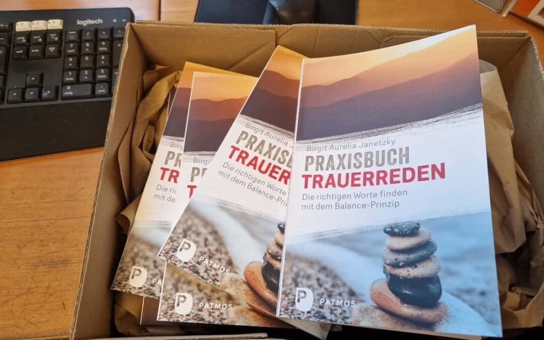 Bücher Praxisbuch Trauerreden in einer Kiste