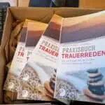 Bücher Praxisbuch Trauerreden in einer Kiste